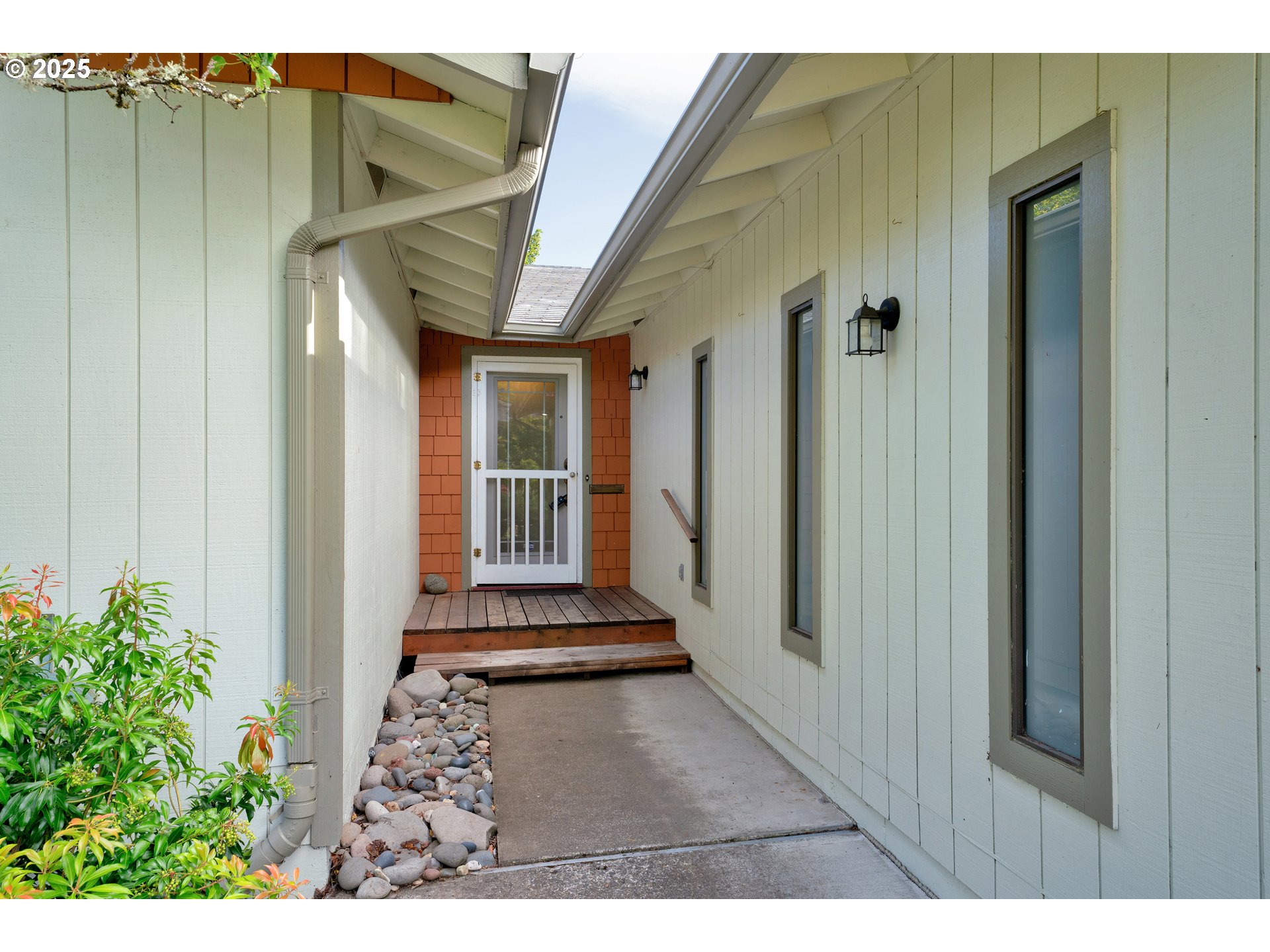 206 W 27TH AVE