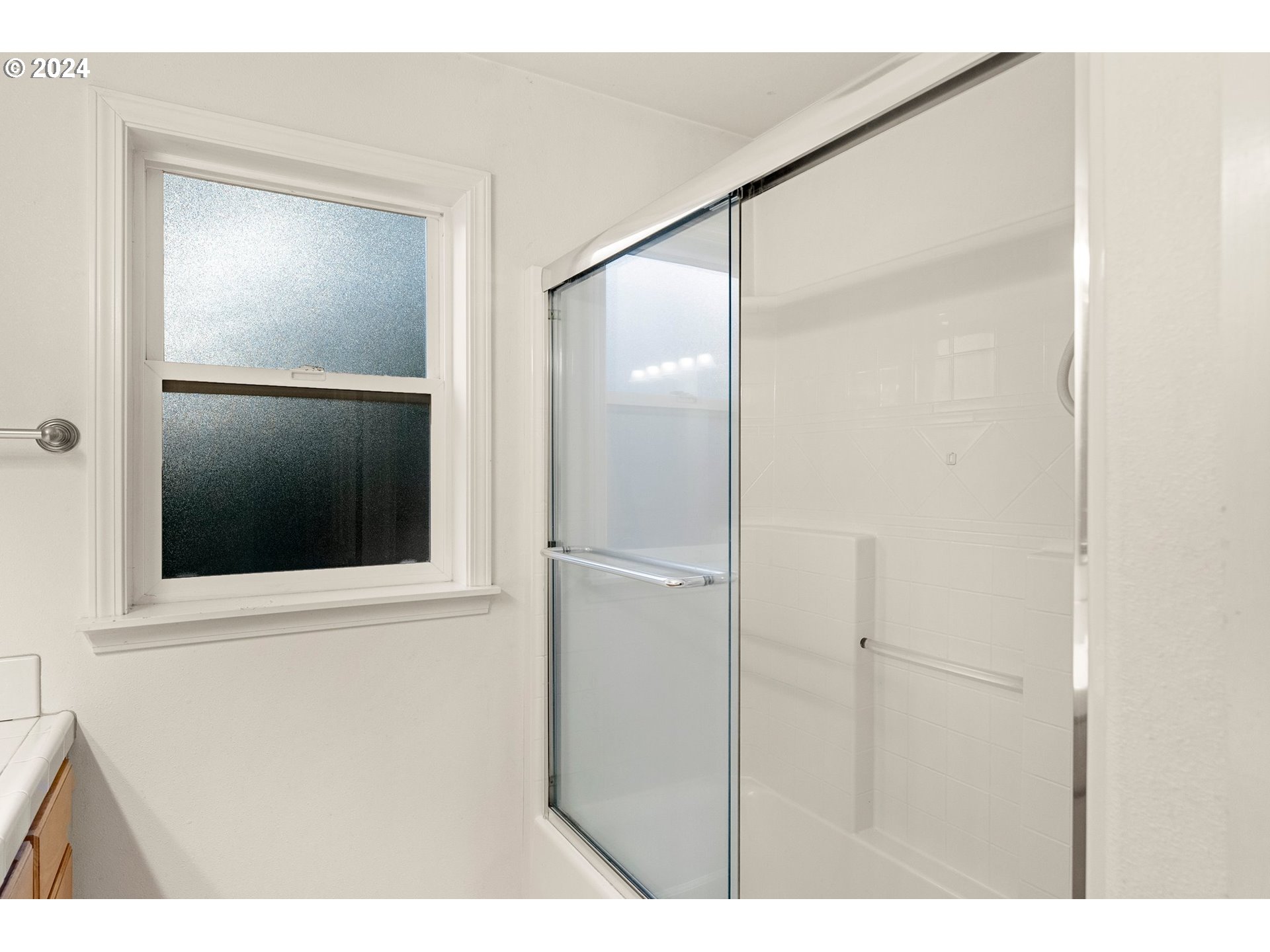 Eugene, Oregon 97405, United States, 5 Bedrooms Bedrooms, ,3 BathroomsBathrooms,Residential,Pending,42582