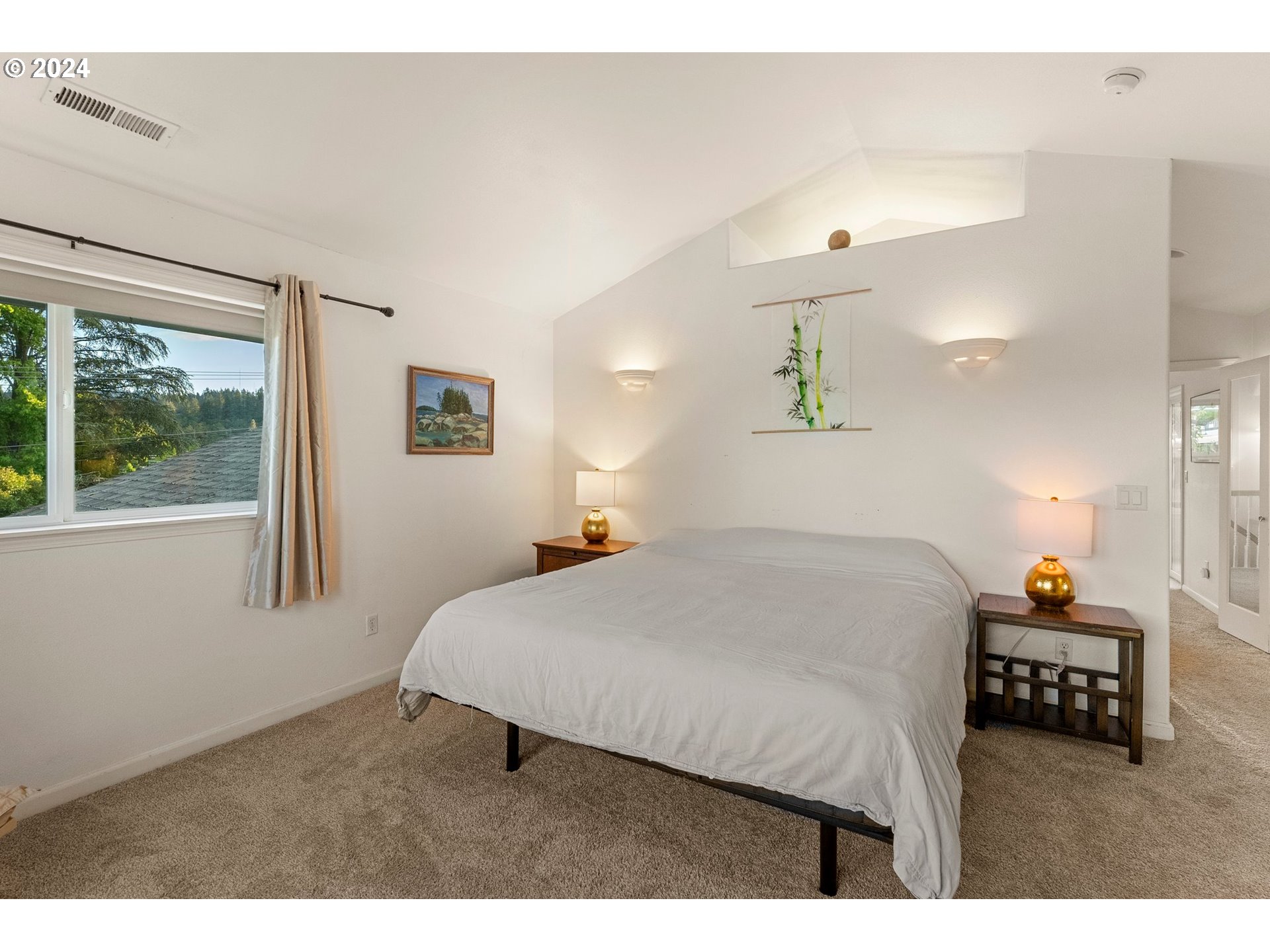 Eugene, Oregon 97405, United States, 5 Bedrooms Bedrooms, ,3 BathroomsBathrooms,Residential,Pending,42582