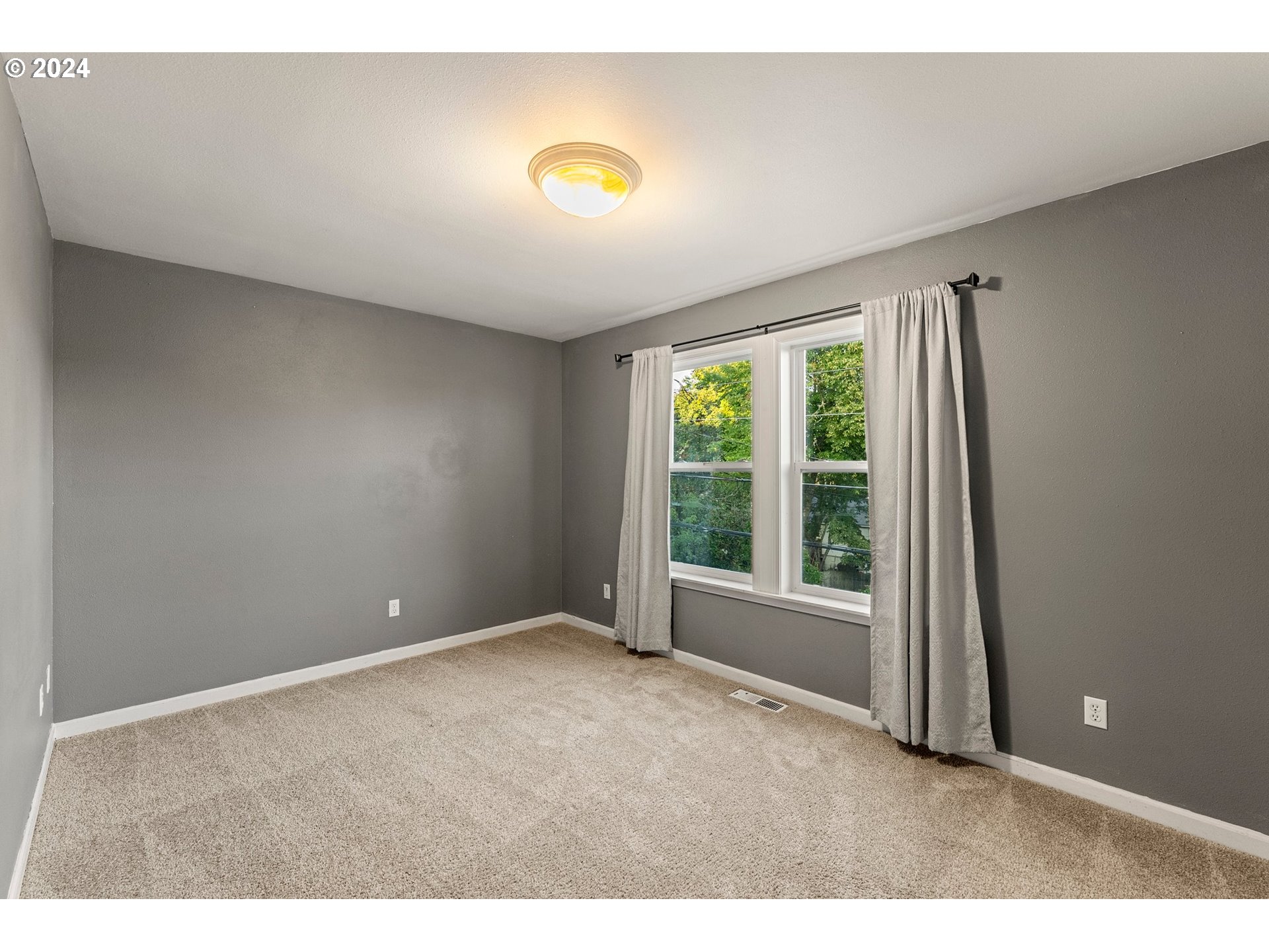 Eugene, Oregon 97405, United States, 5 Bedrooms Bedrooms, ,3 BathroomsBathrooms,Residential,Pending,42582