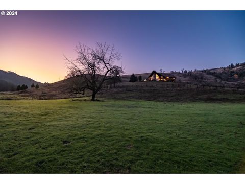 A home in Canyonville