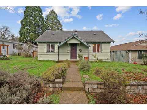 Photo of 948 SW Maple St, Dallas, OR 97338 (MLS # 325792744)