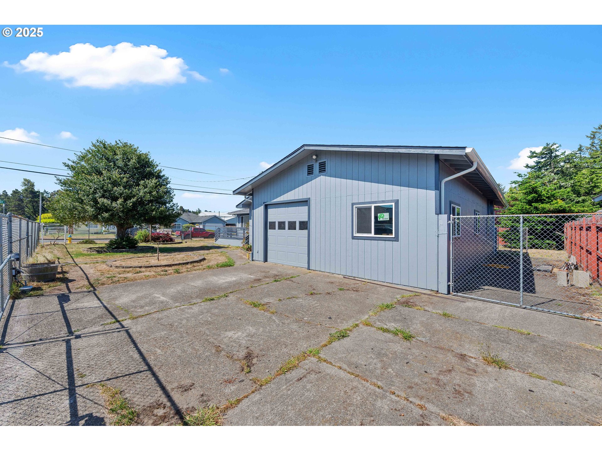 1366 LAKESHORE DR