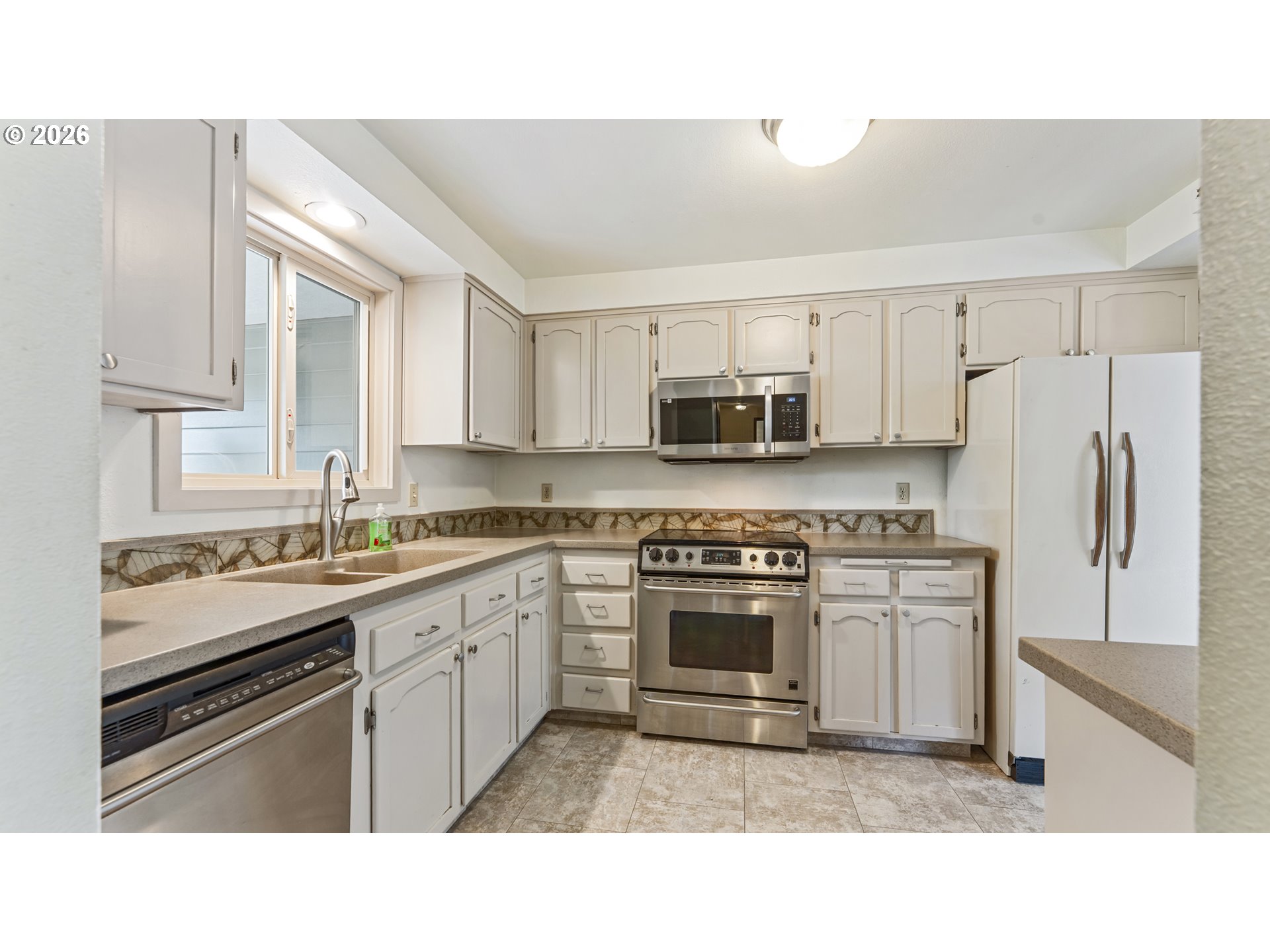 1824 JONATHAN CT NE