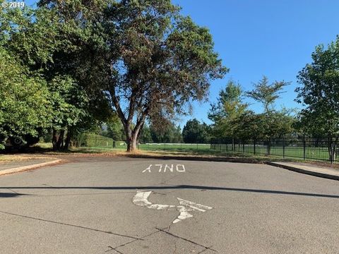 1802 W HARVARD AVE Roseburg OR 97471