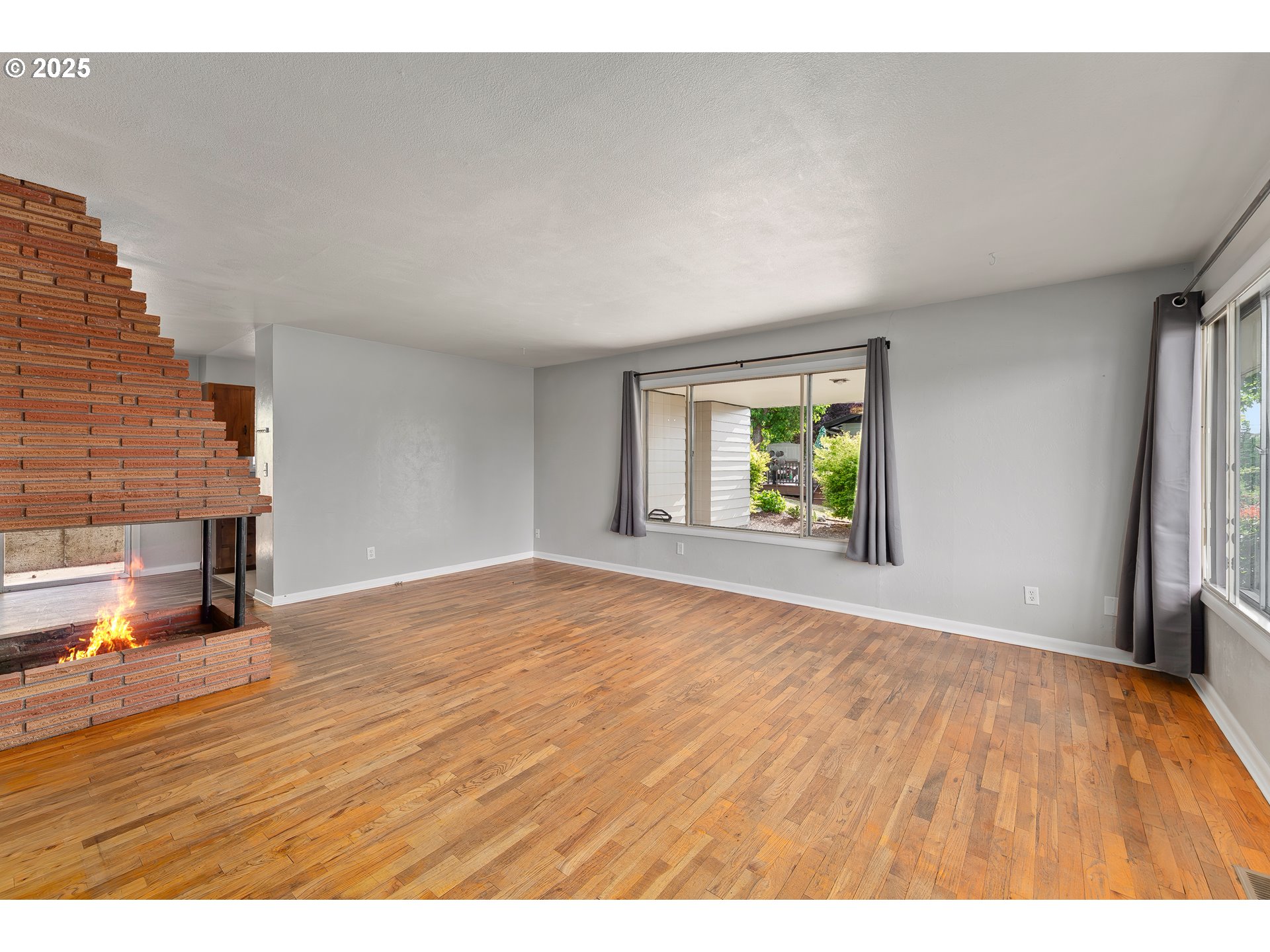 2431 W CRESTVIEW AVE