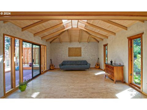 2275 FLORAL HILL DR Eugene OR 97403