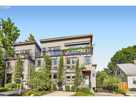 7952 SE 6TH AVE Portland OR 97202