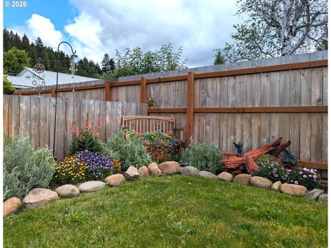 Tiny photo for 76442 Laurel St, Oakridge, OR 97463 (MLS # 175996998)