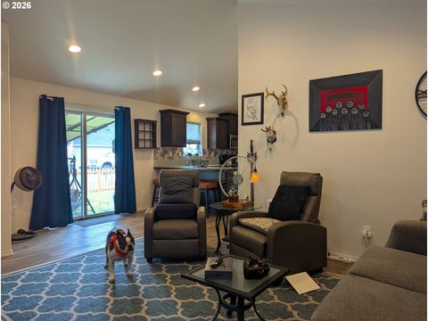 Tiny photo for 76442 Laurel St, Oakridge, OR 97463 (MLS # 175996998)