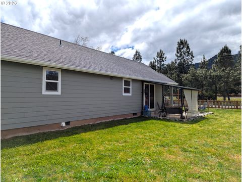 Tiny photo for 76442 Laurel St, Oakridge, OR 97463 (MLS # 175996998)