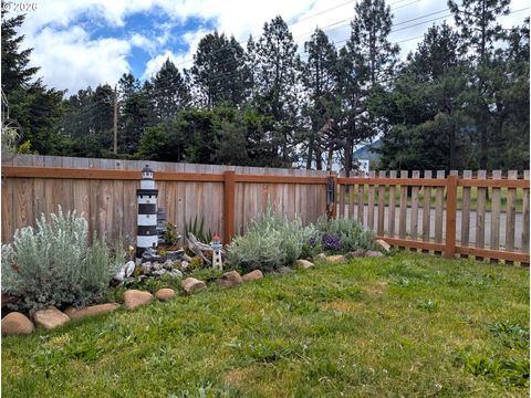 Tiny photo for 76442 Laurel St, Oakridge, OR 97463 (MLS # 175996998)