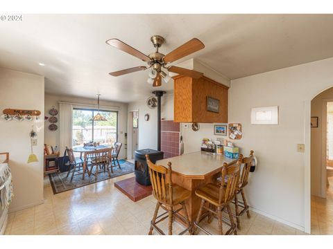 A home in Coos Bay