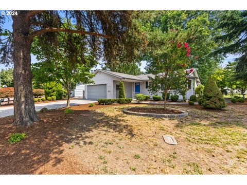 A home in Woodburn