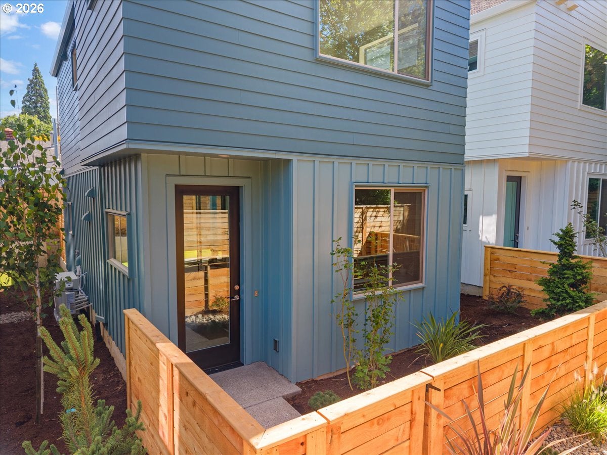2524 SE 18TH AVE — 3 bed 2 bath Condominium