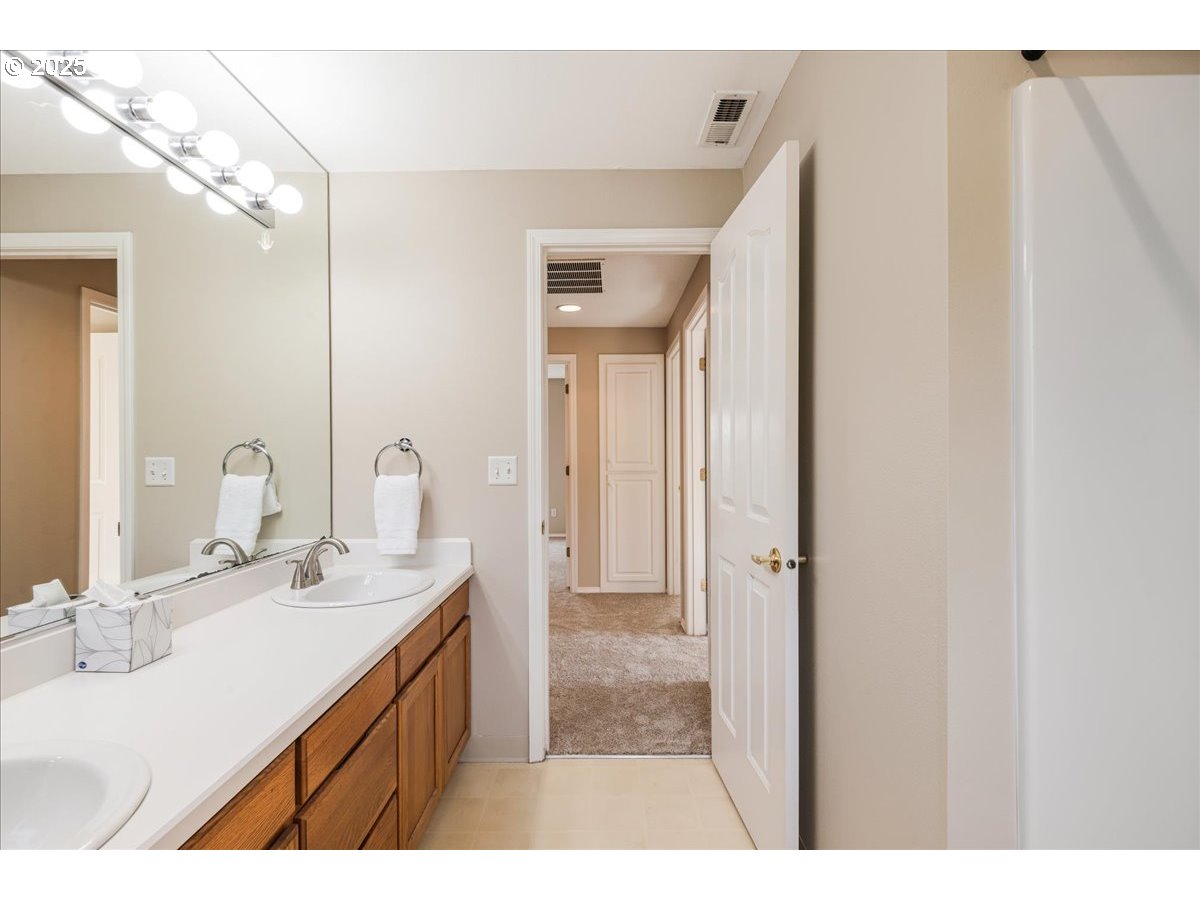 Vancouver, Washington 98683, United States, 4 Bedrooms Bedrooms, ,3 BathroomsBathrooms,Residential,Pending,229394