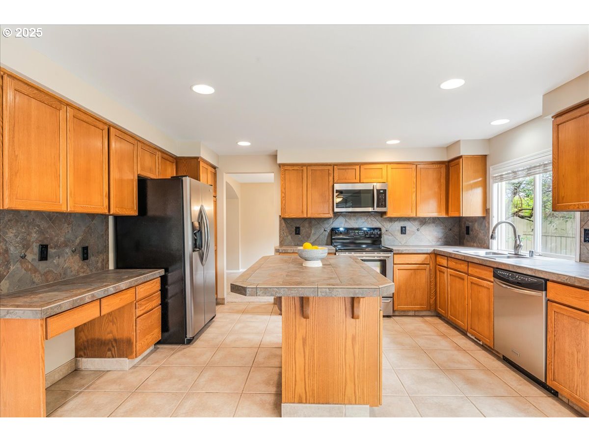 Vancouver, Washington 98683, United States, 4 Bedrooms Bedrooms, ,3 BathroomsBathrooms,Residential,Pending,229394