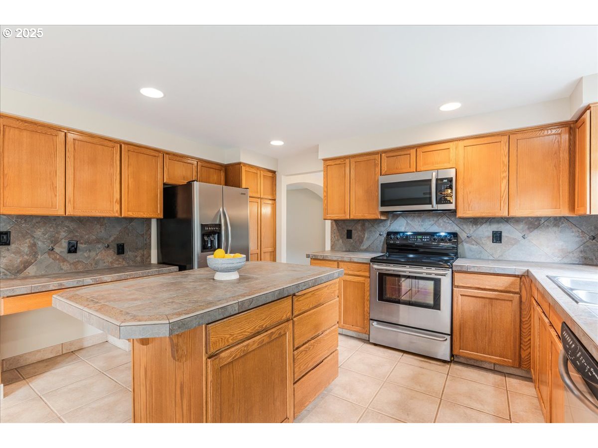 Vancouver, Washington 98683, United States, 4 Bedrooms Bedrooms, ,3 BathroomsBathrooms,Residential,Pending,229394