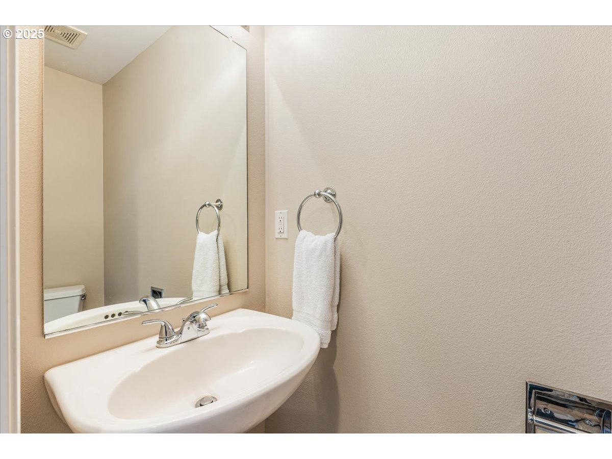 Vancouver, Washington 98683, United States, 4 Bedrooms Bedrooms, ,3 BathroomsBathrooms,Residential,Pending,229394