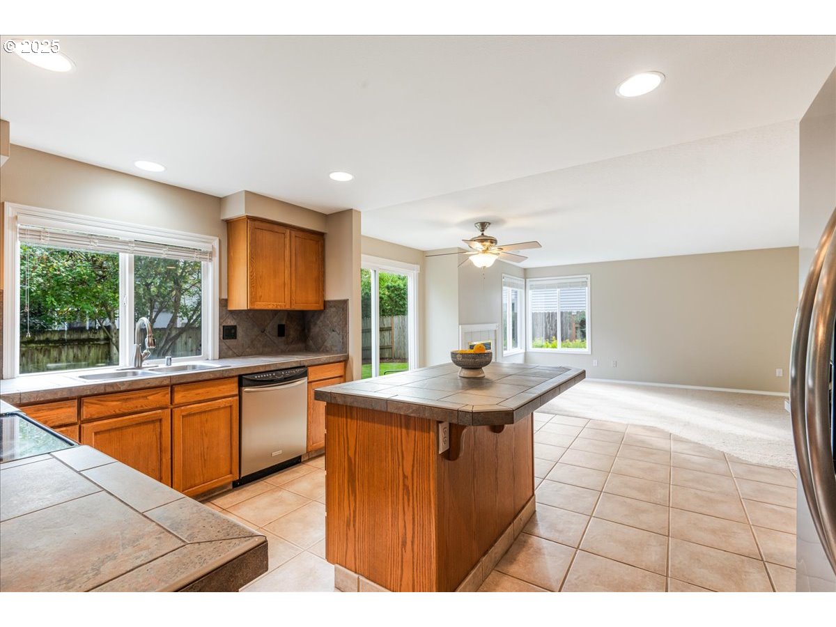 Vancouver, Washington 98683, United States, 4 Bedrooms Bedrooms, ,3 BathroomsBathrooms,Residential,Pending,229394