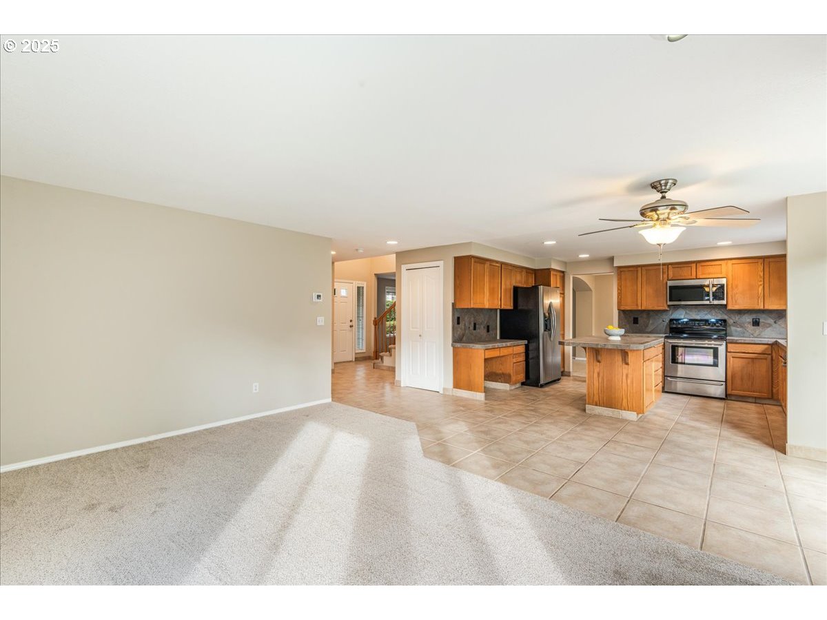 Vancouver, Washington 98683, United States, 4 Bedrooms Bedrooms, ,3 BathroomsBathrooms,Residential,Pending,229394