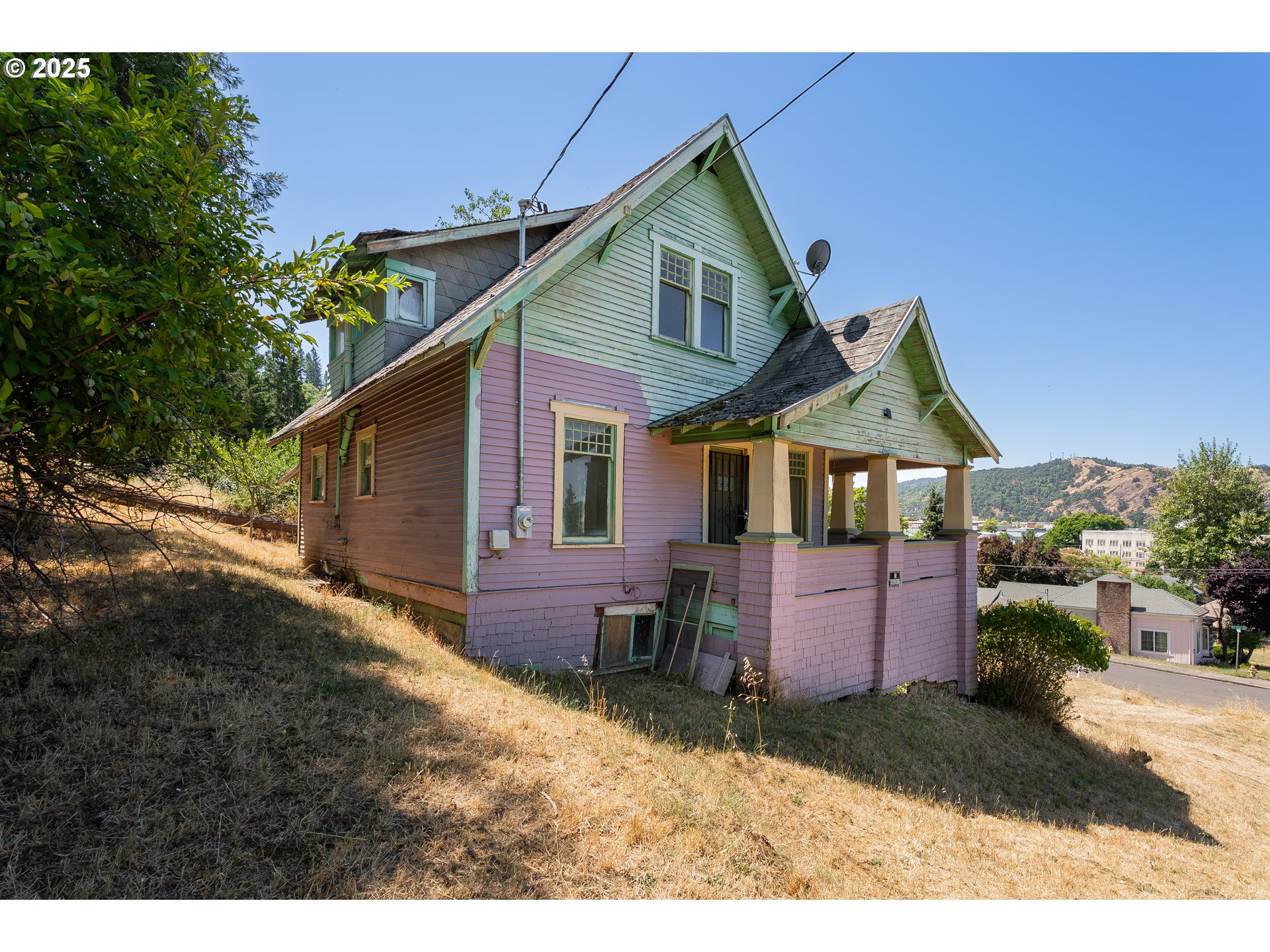 309 SE Ella ST
