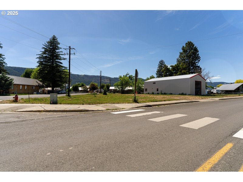 305 N MAIN ST