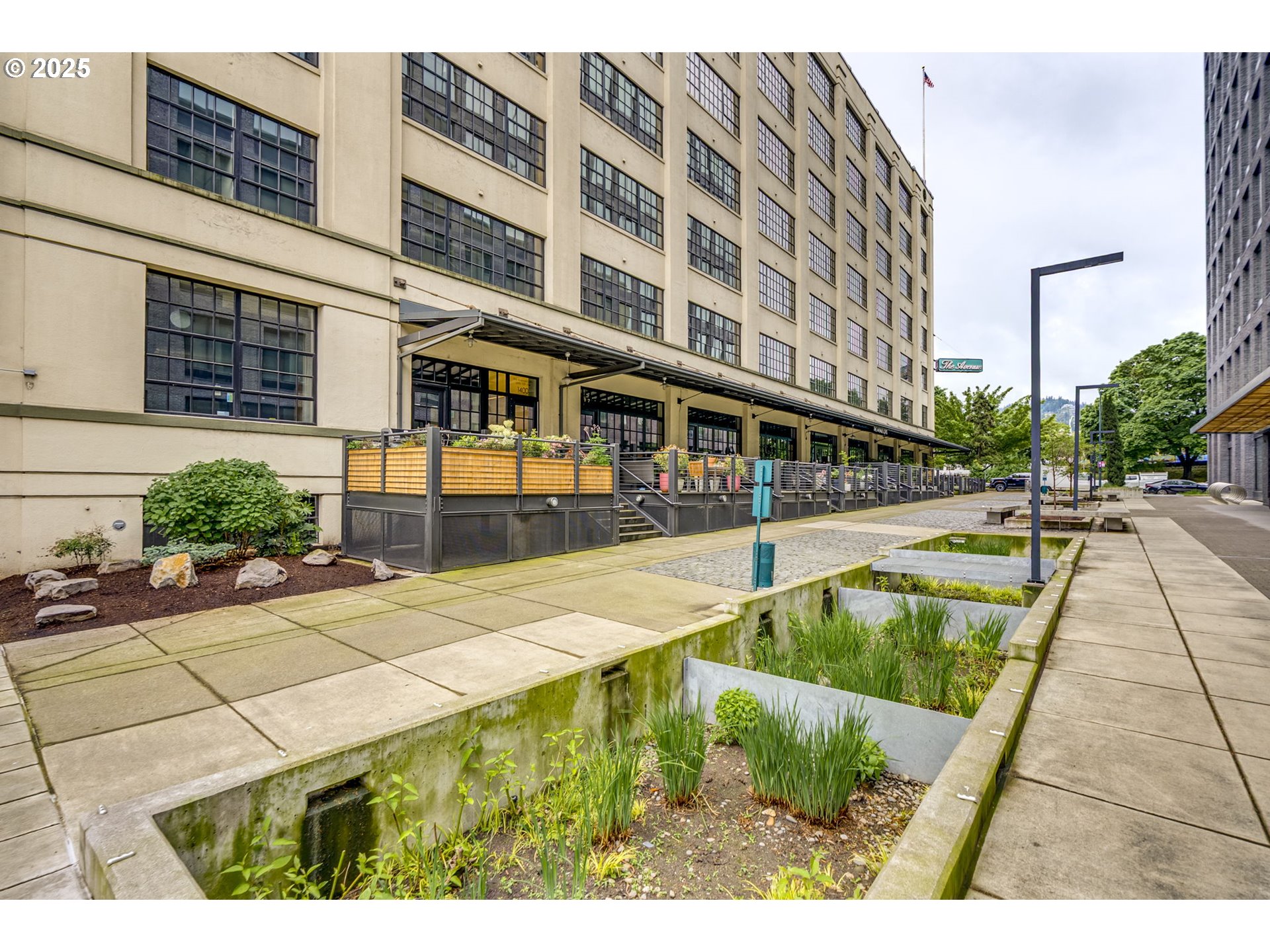 1400 NW IRVING ST 324