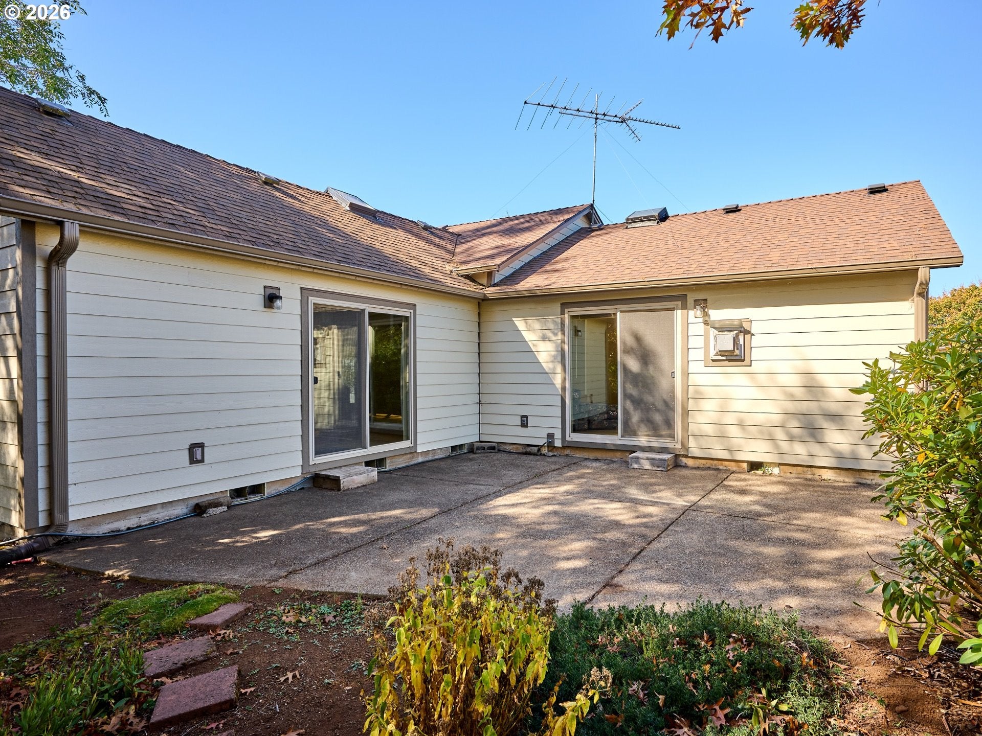 1060 SILVER FALLS DR NE