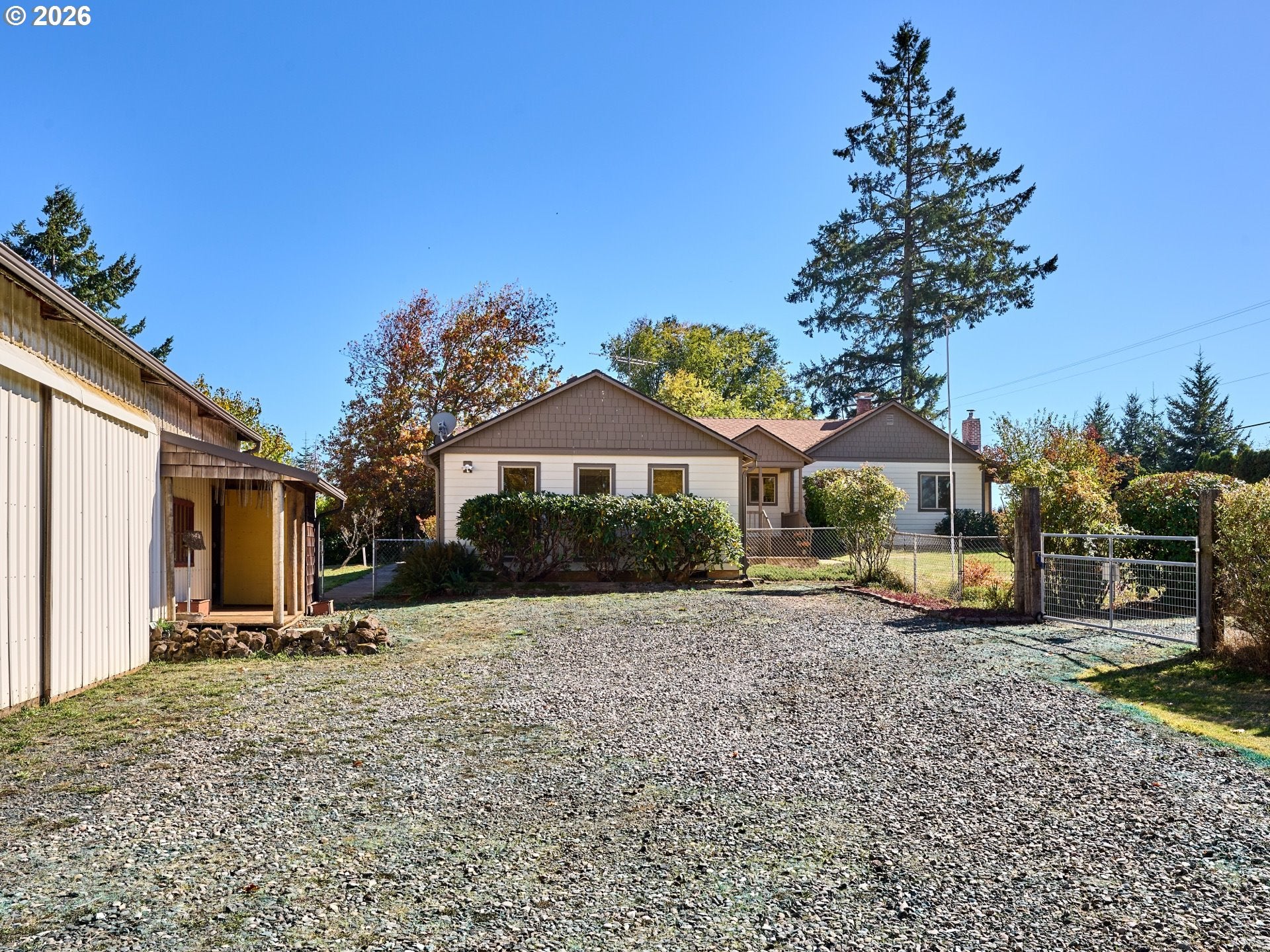 1060 SILVER FALLS DR NE