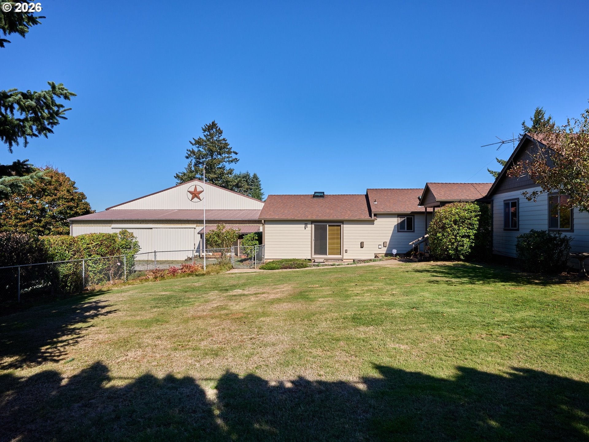 1060 SILVER FALLS DR NE