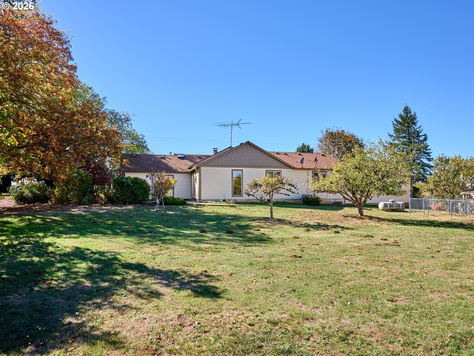 1060 SILVER FALLS DR NE
