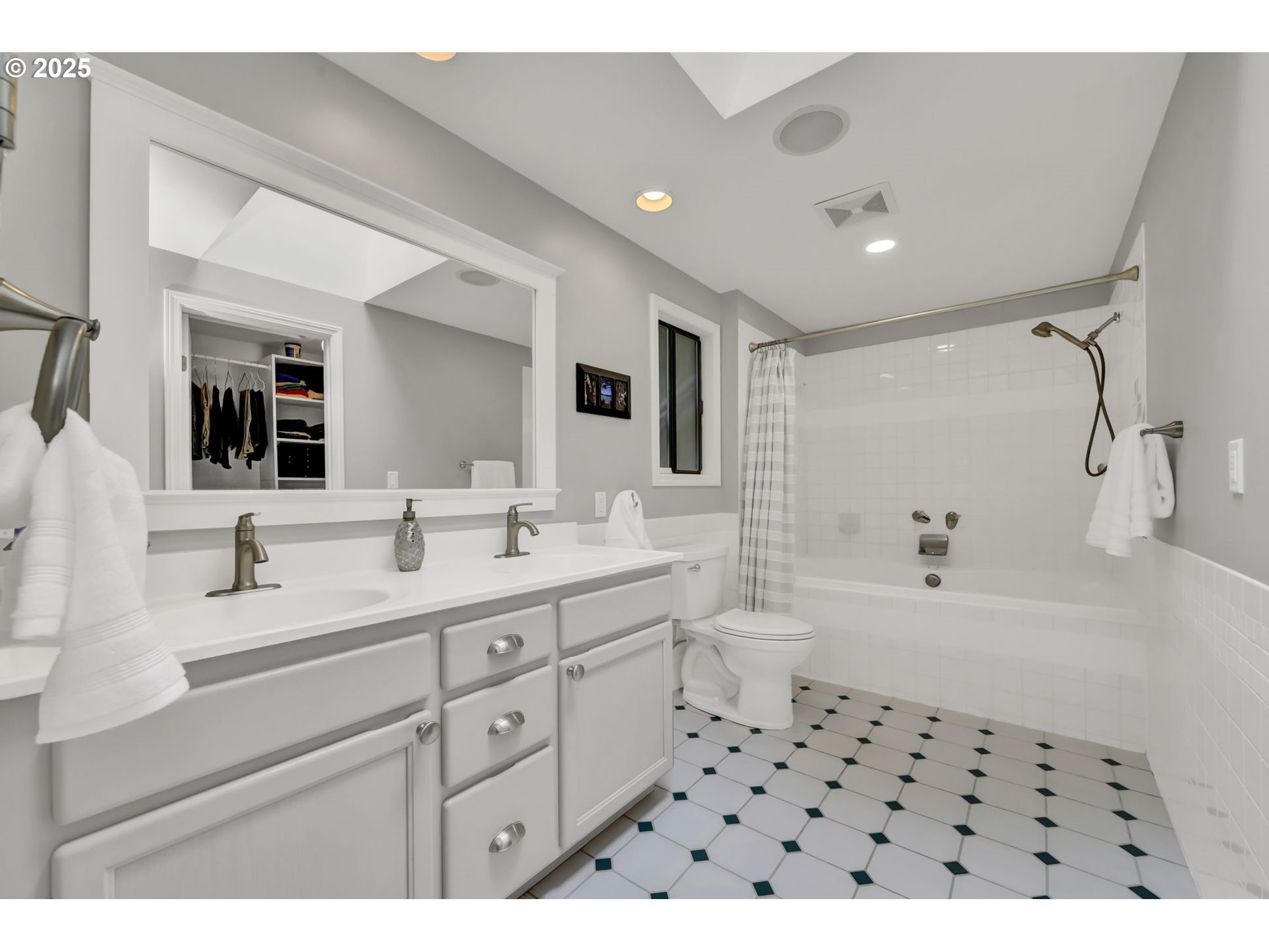 Eugene, Oregon 97405, United States, 4 Bedrooms Bedrooms, ,3 BathroomsBathrooms,Residential,Active,147666