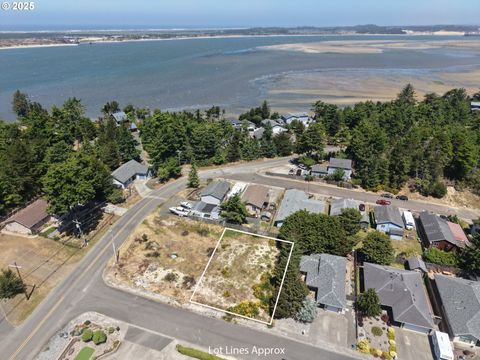 726 EDWARDS AVE Coos Bay OR 97420