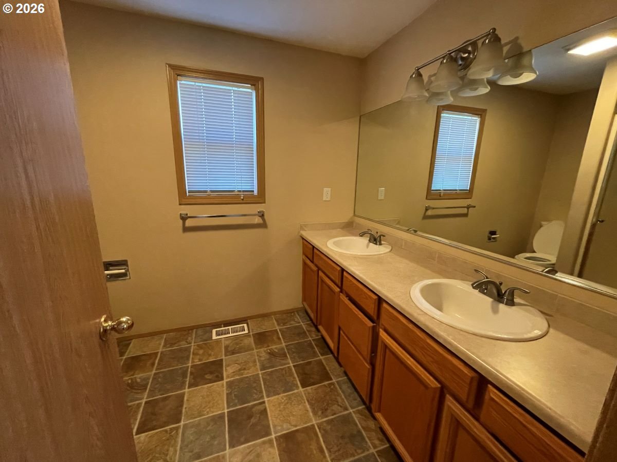 2456 CONNEMARA CT SE