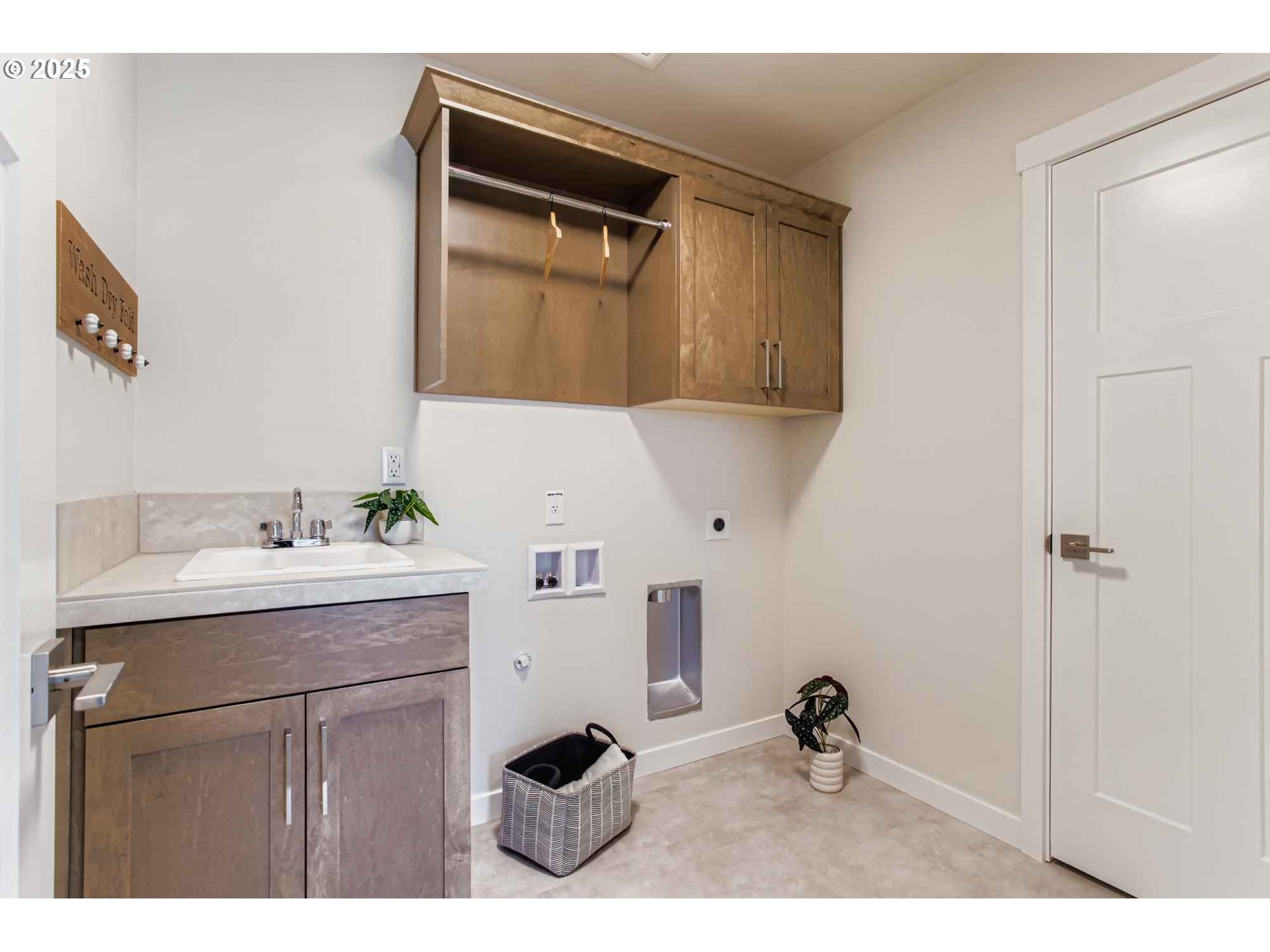 Beaverton, Oregon 97007, United States, 5 Bedrooms Bedrooms, ,4 BathroomsBathrooms,Residential,Active,140362