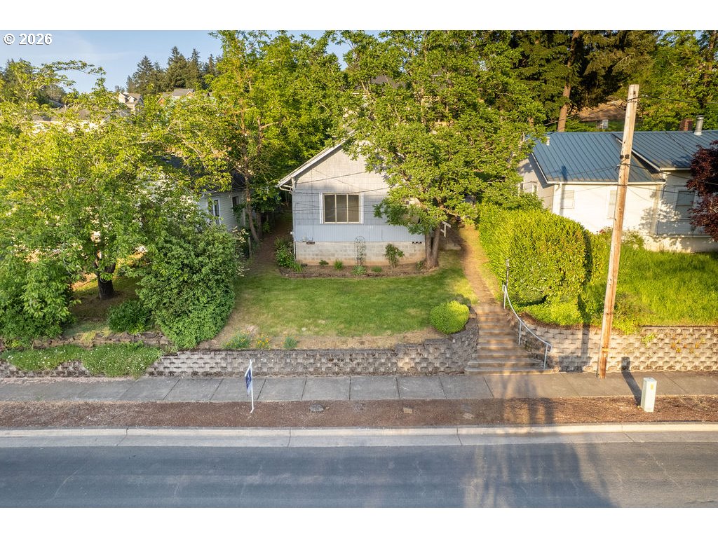 724 N MAIN ST