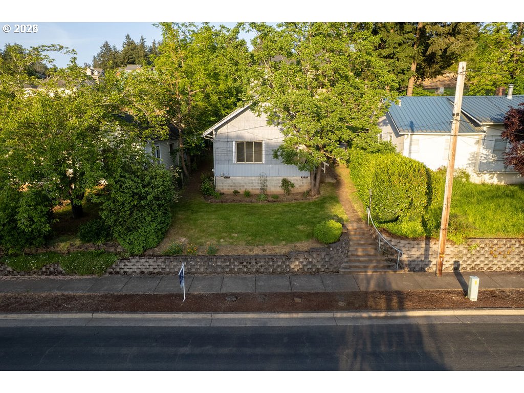 724 N MAIN ST