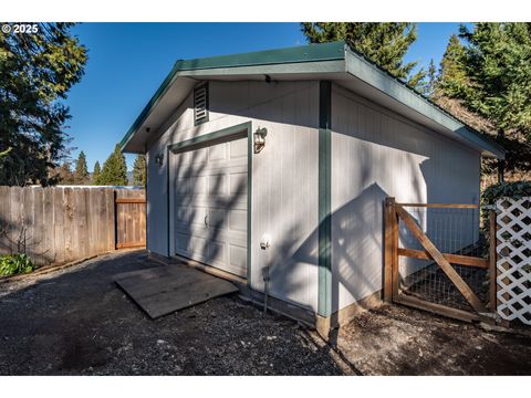 A home in Canyonville