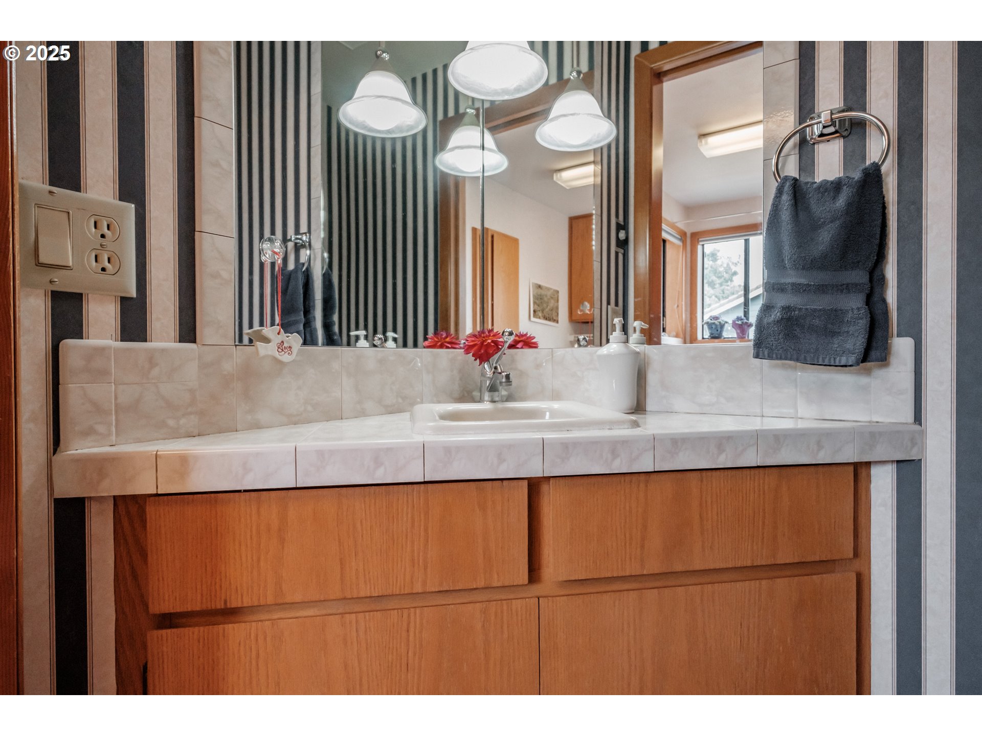 Salem, Oregon 97306, United States, 4 Bedrooms Bedrooms, ,4 BathroomsBathrooms,Residential,Active,48462