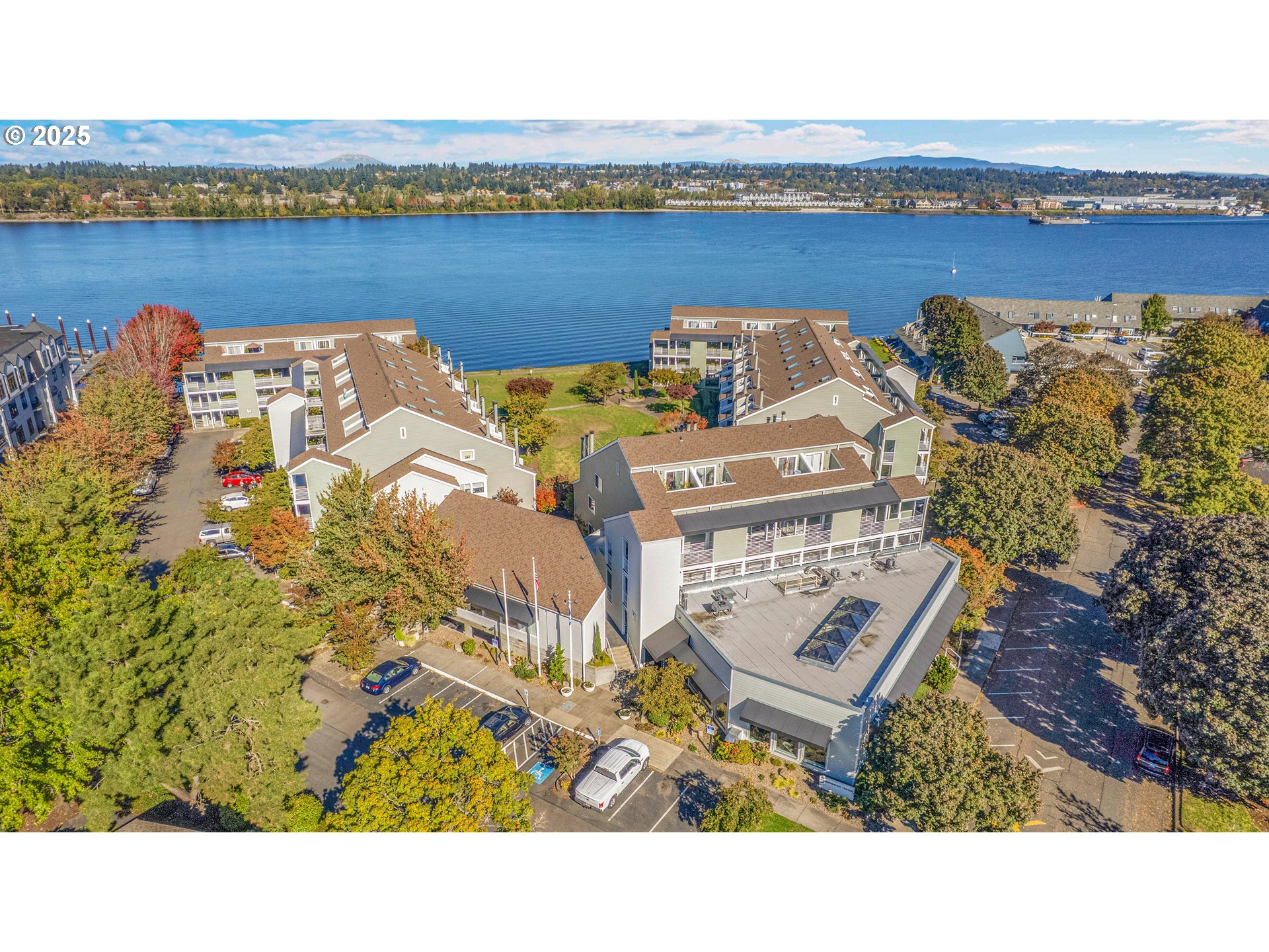 223 N HAYDEN BAY DR