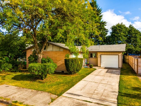 Photo of 800 NE 15th St, McMinnville, OR 97128 (MLS # 493331322)