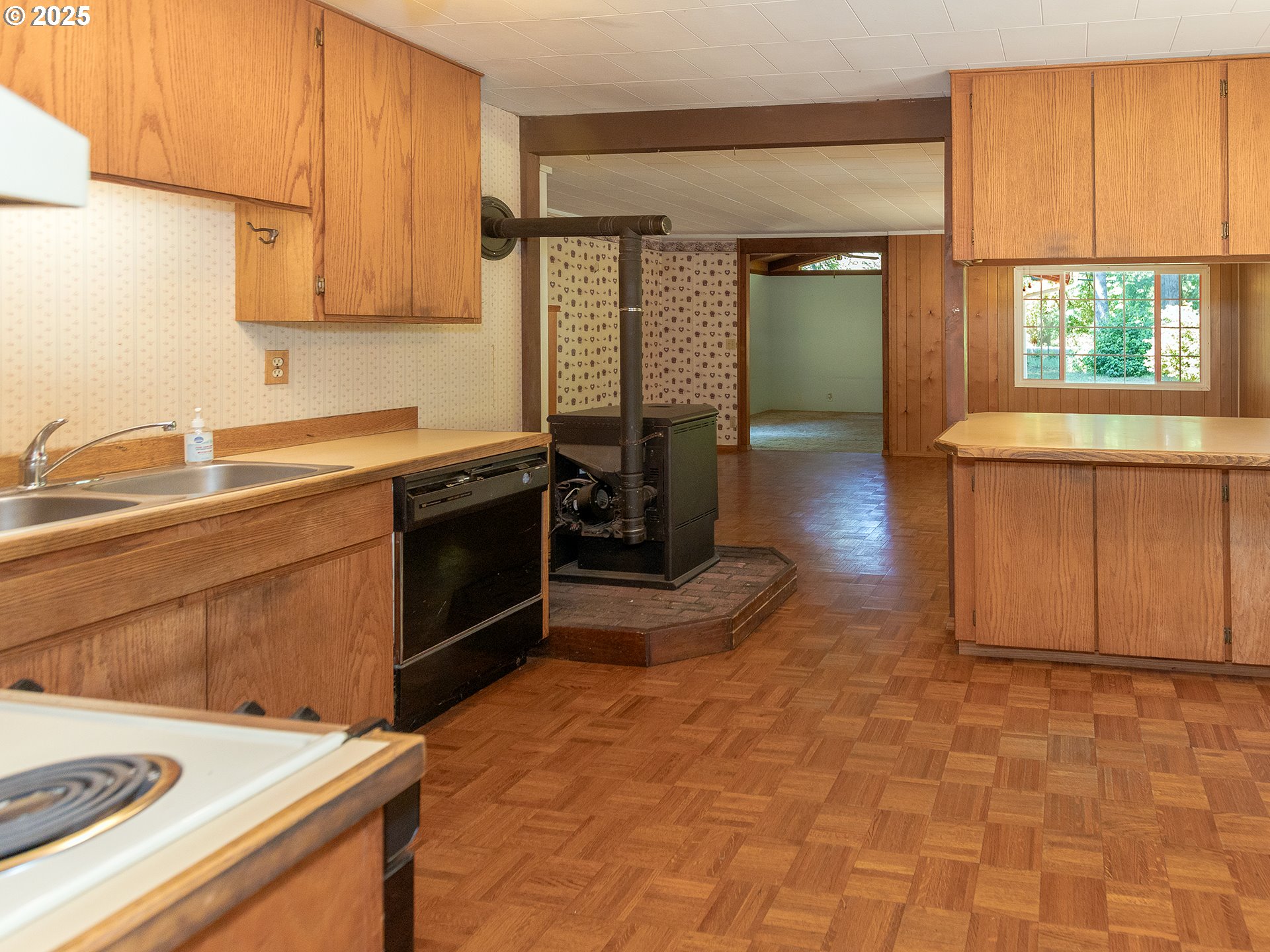 32 LAUREL LN