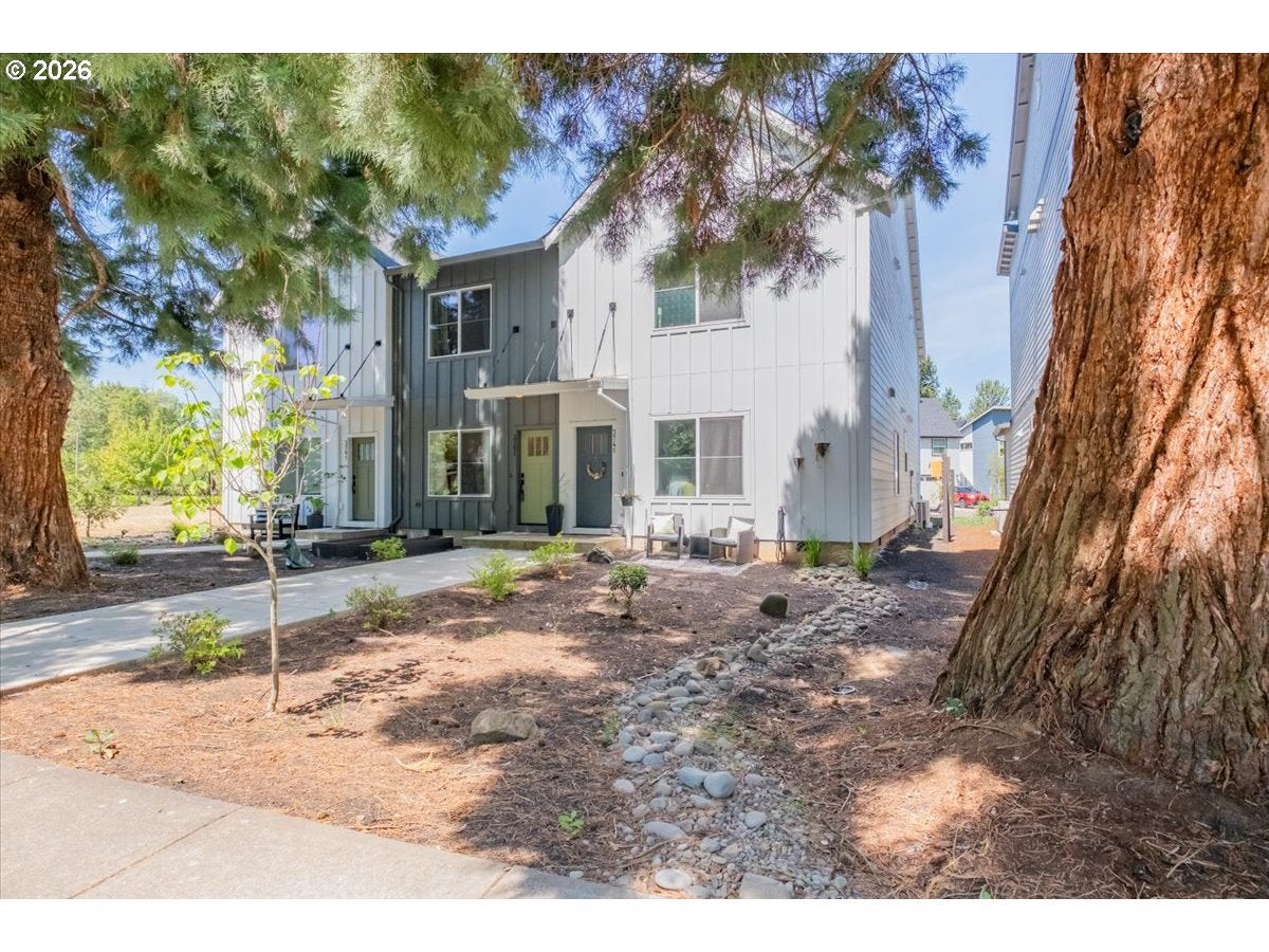 3751 VILLAGE CENTER DR SE