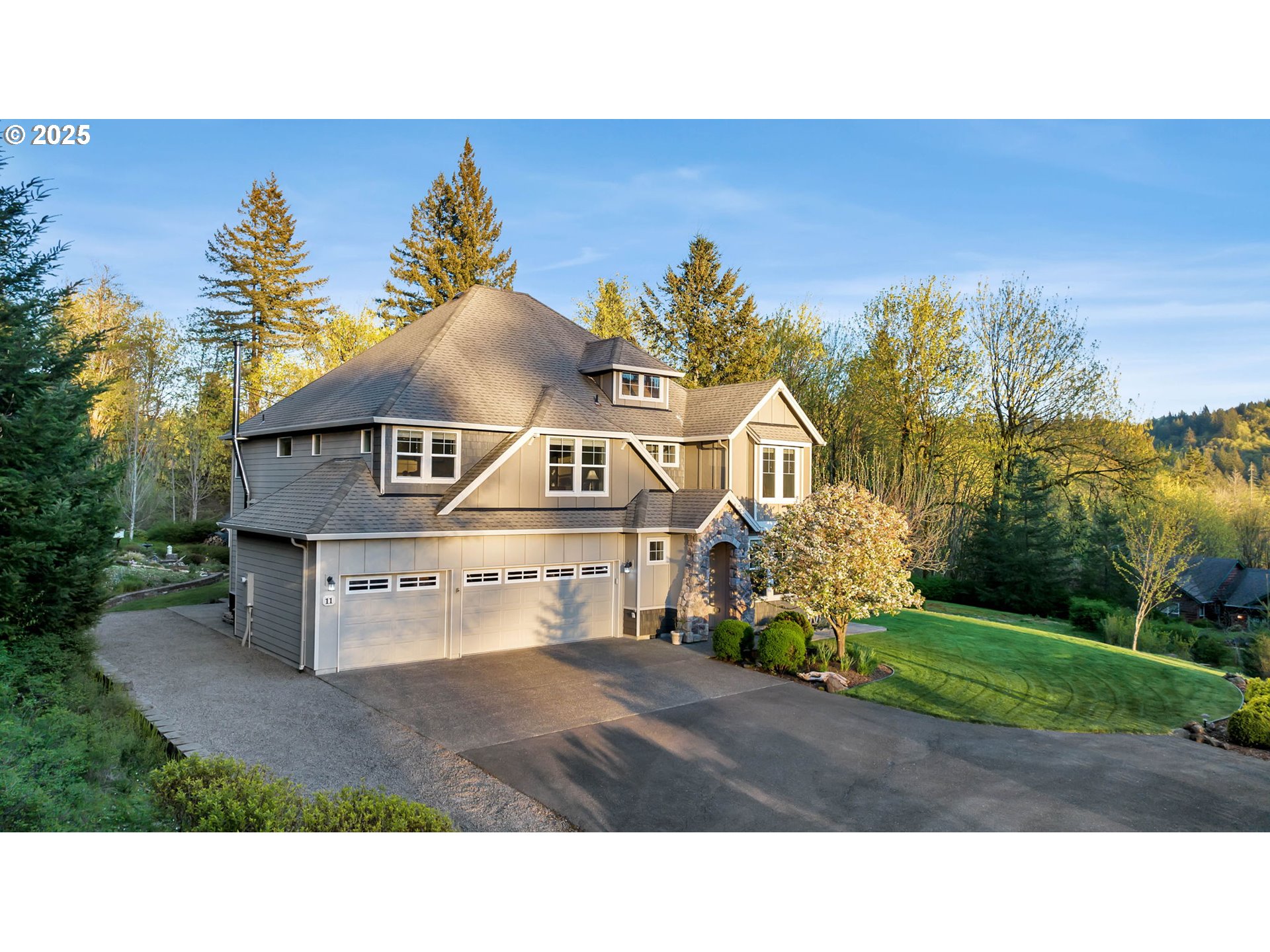 11 THOMPSON DR