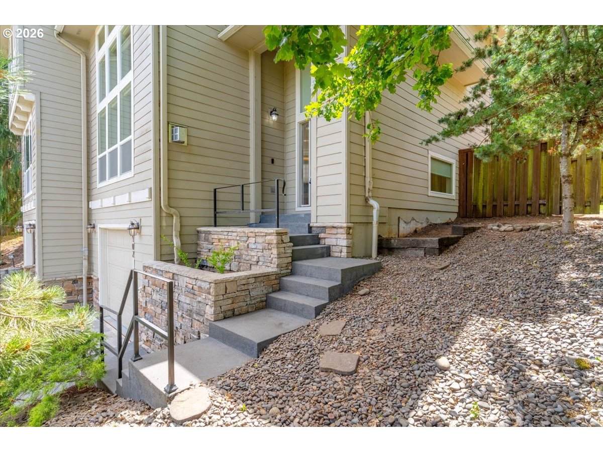 402 LA CRESTA DR SE