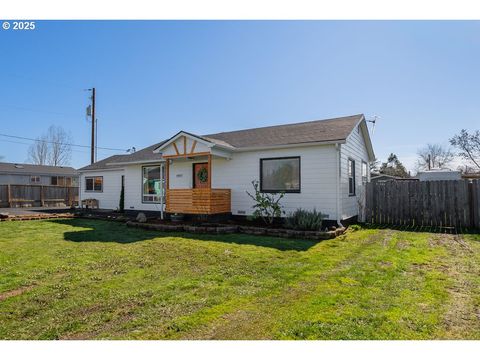 1997 Castle Ave, Roseburg, OR 97471 - MLS#: 258133668