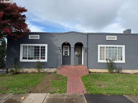 911 JQ ADAMS ST Oregon City OR 97045