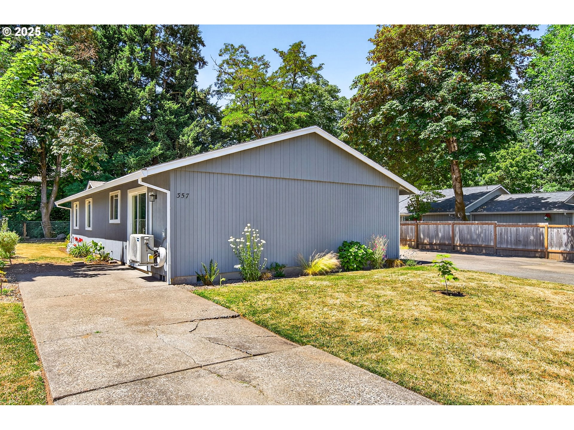 355 S MANZANITA CT