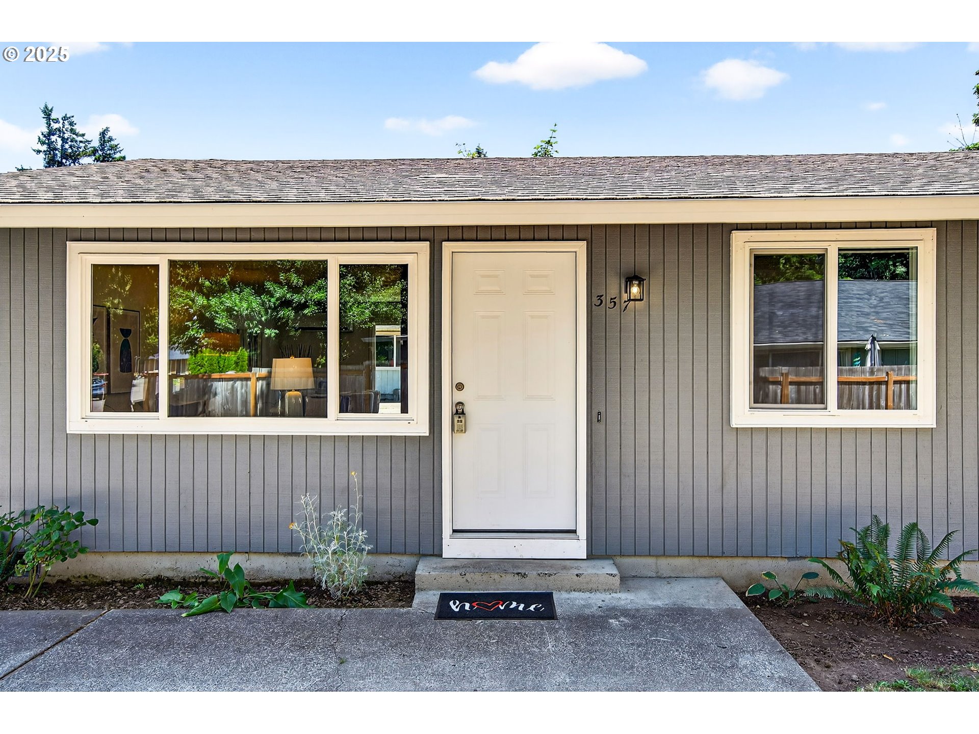 355 S MANZANITA CT